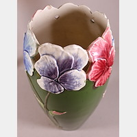 Váza s reliéfními motivy květin