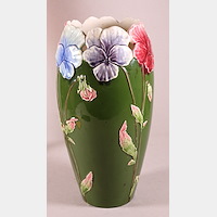 Váza s reliéfními motivy květin