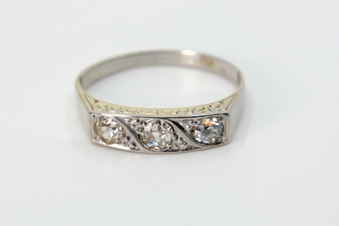 .. - Prsten s diamanty ART DECO, zlato 585/1000, hrubá hmotnost 3,50 g.