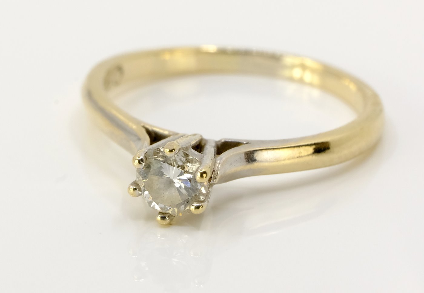 .. - Prsten s briliantem, zlato 750/1000, hrubá hmotnost 2,30 g