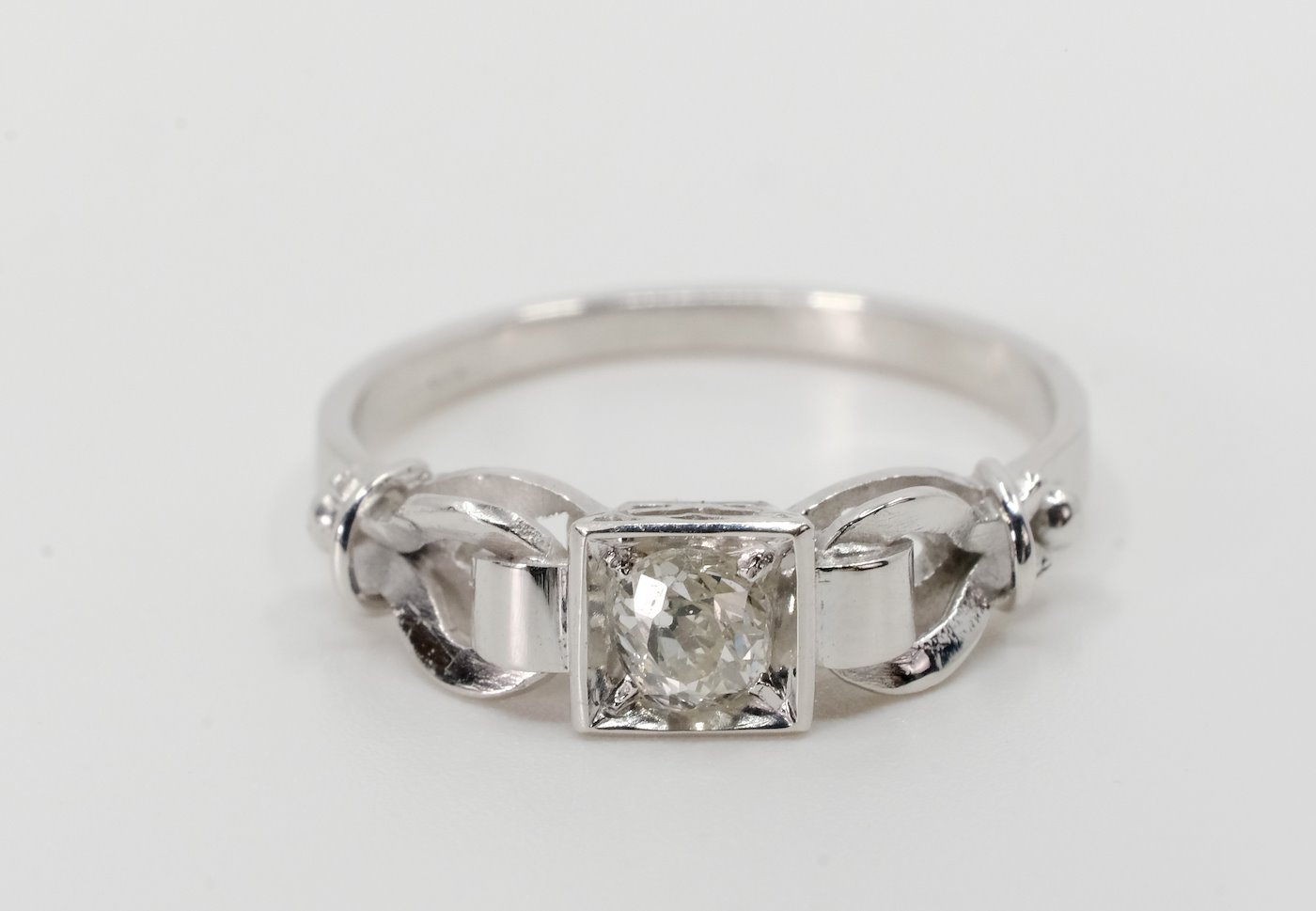 .. - Briliantový dámský prsten, bílé zlato 585/1000, značeno platným puncem Z-58, hrubá hmotnost 2,43 g