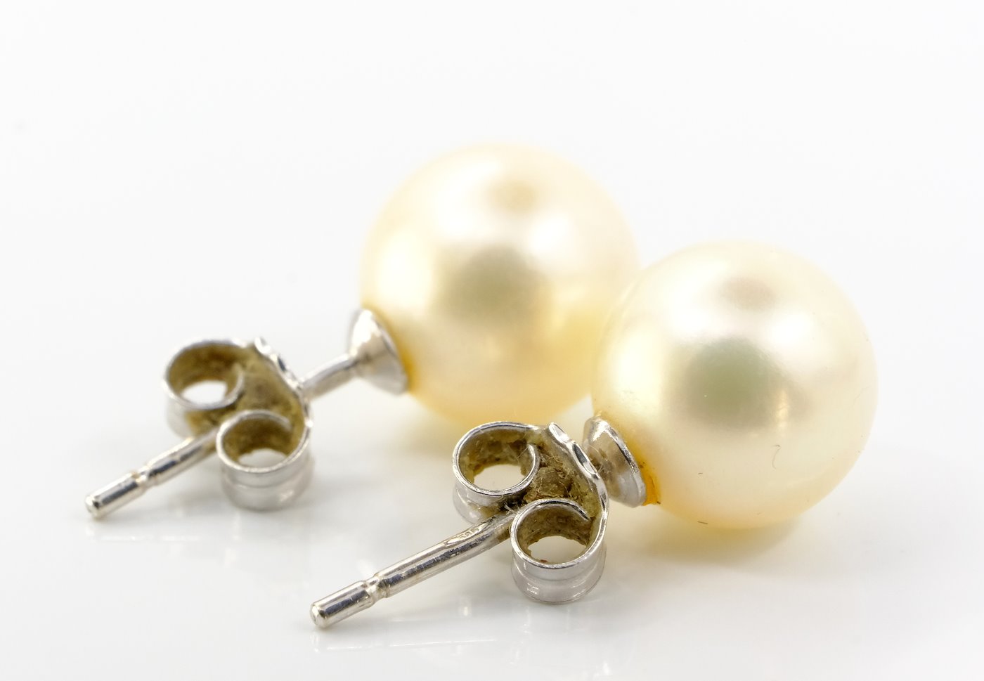 .. - Zlaté náušnice s perlou, zlato 585/1000 hrubá hmotnost 2,56 g