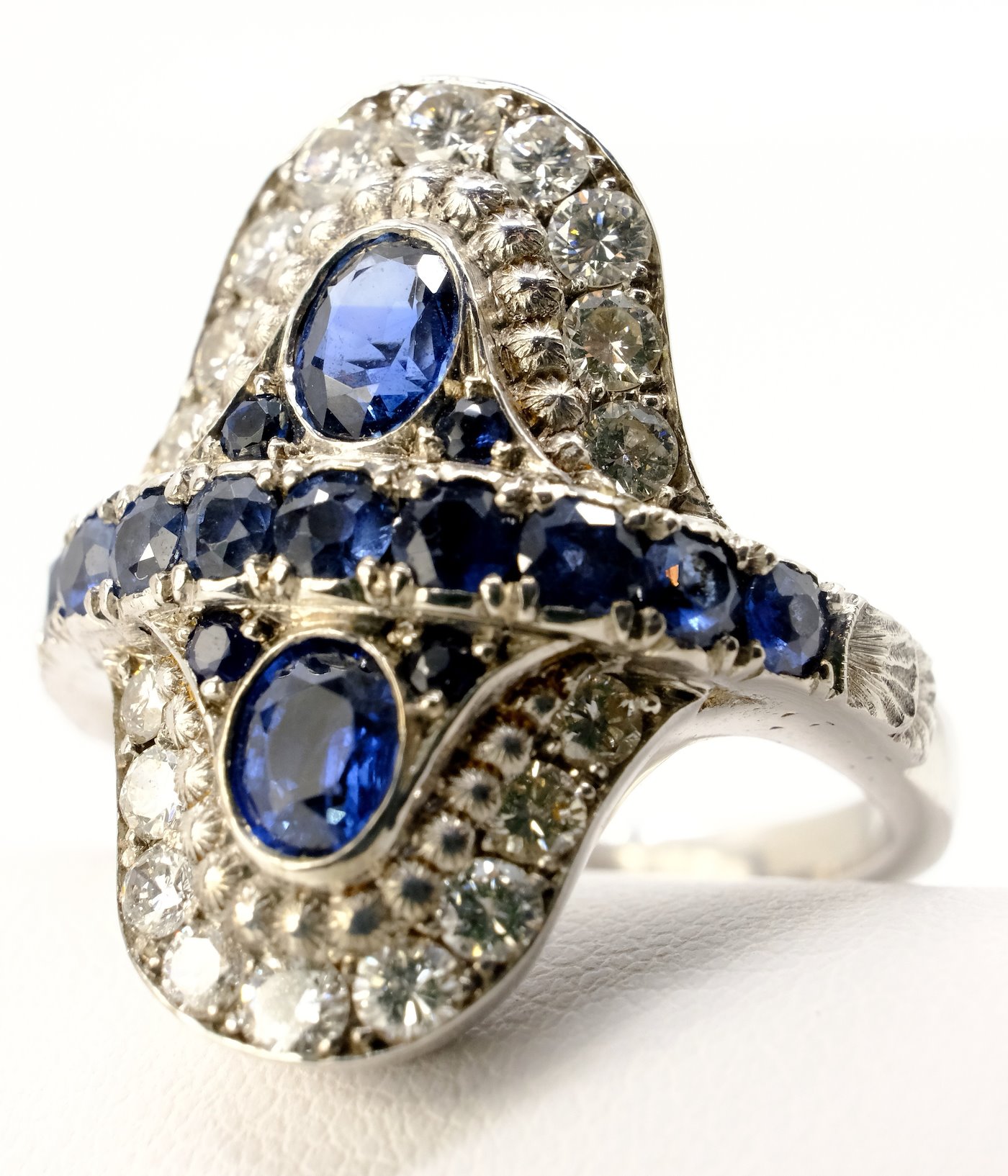.. - Prsten s diamanty a safíry, zlato 750/1000, hrubá hmotnost 13,55 g