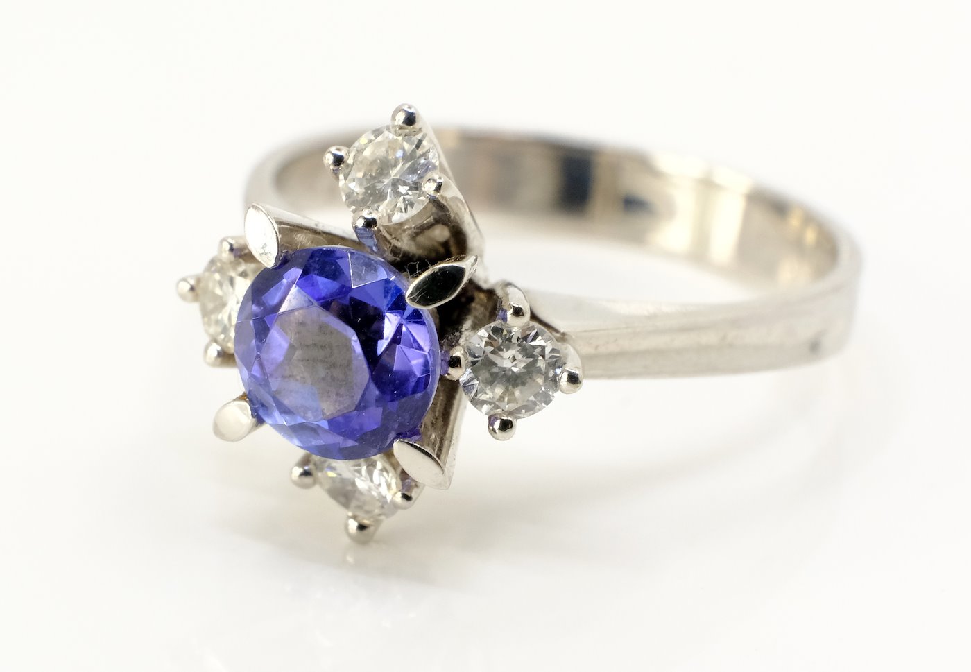 .. - Prsten s diamanty a s fialovým turmalínem, zlato 585/1000, hrubá hmotnost 3,35 g