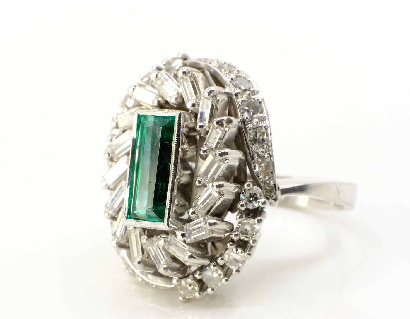 .. - Prsten s diamanty a turmalínem syté zelené barvy, zlato 333/1000, hrubá hmotnost 9,20 g