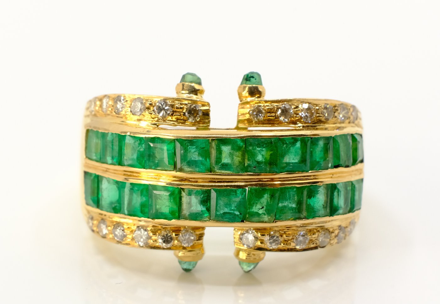 .. - Prsten s diamanty a smaragdy, zlato 750/1000, hrubá hmotnost 7,80 g