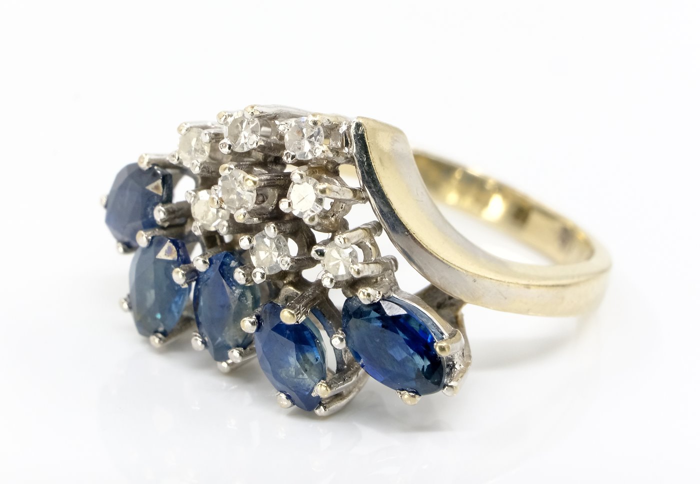 .. - Prsten s diamanty a safíry, zlato 585/1000, hrubá hmotnost 4,95g.