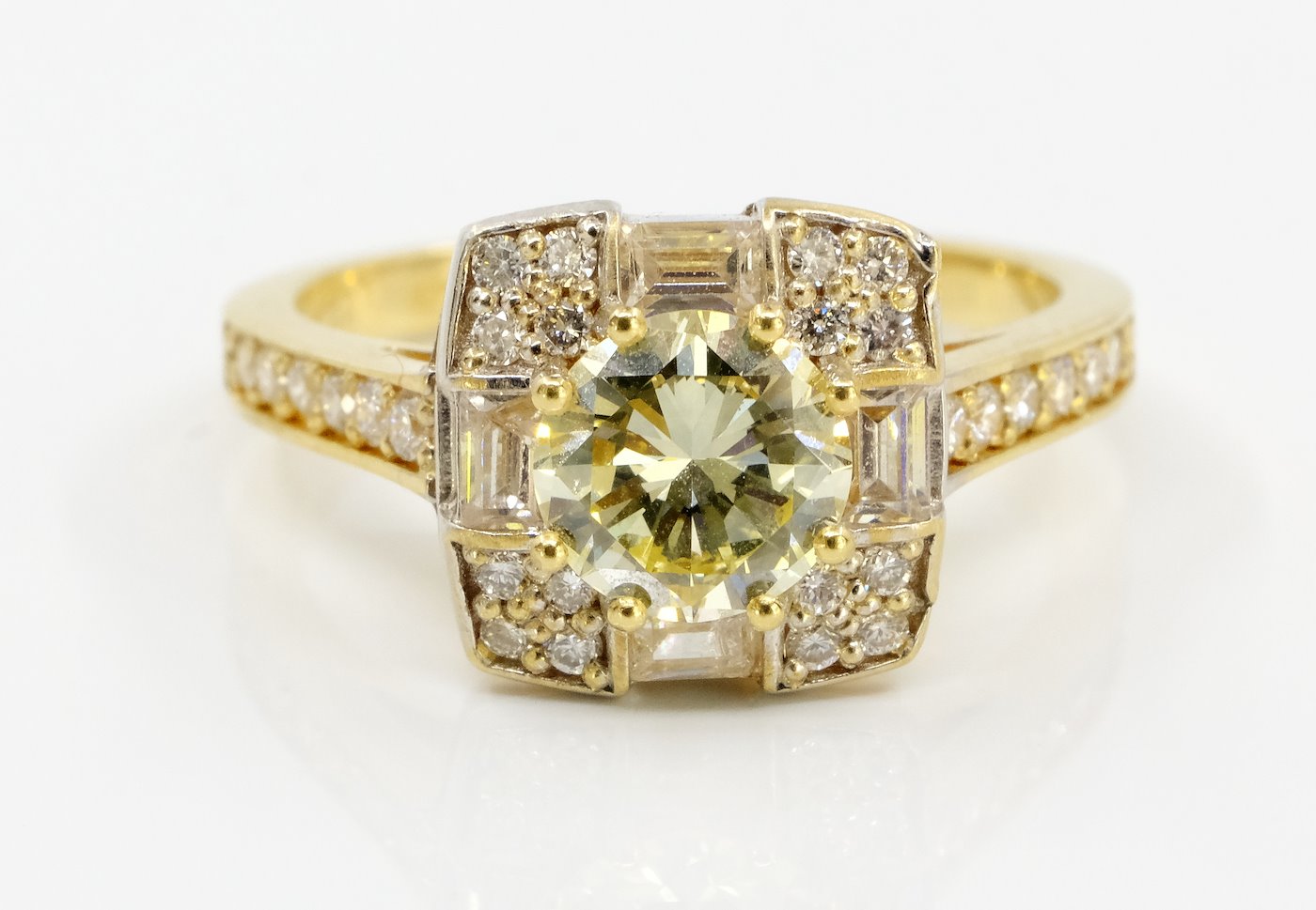 .. - Prsten s žlutým diamantem, zlato 585/1000, hrubá hmotnost 4,25g.