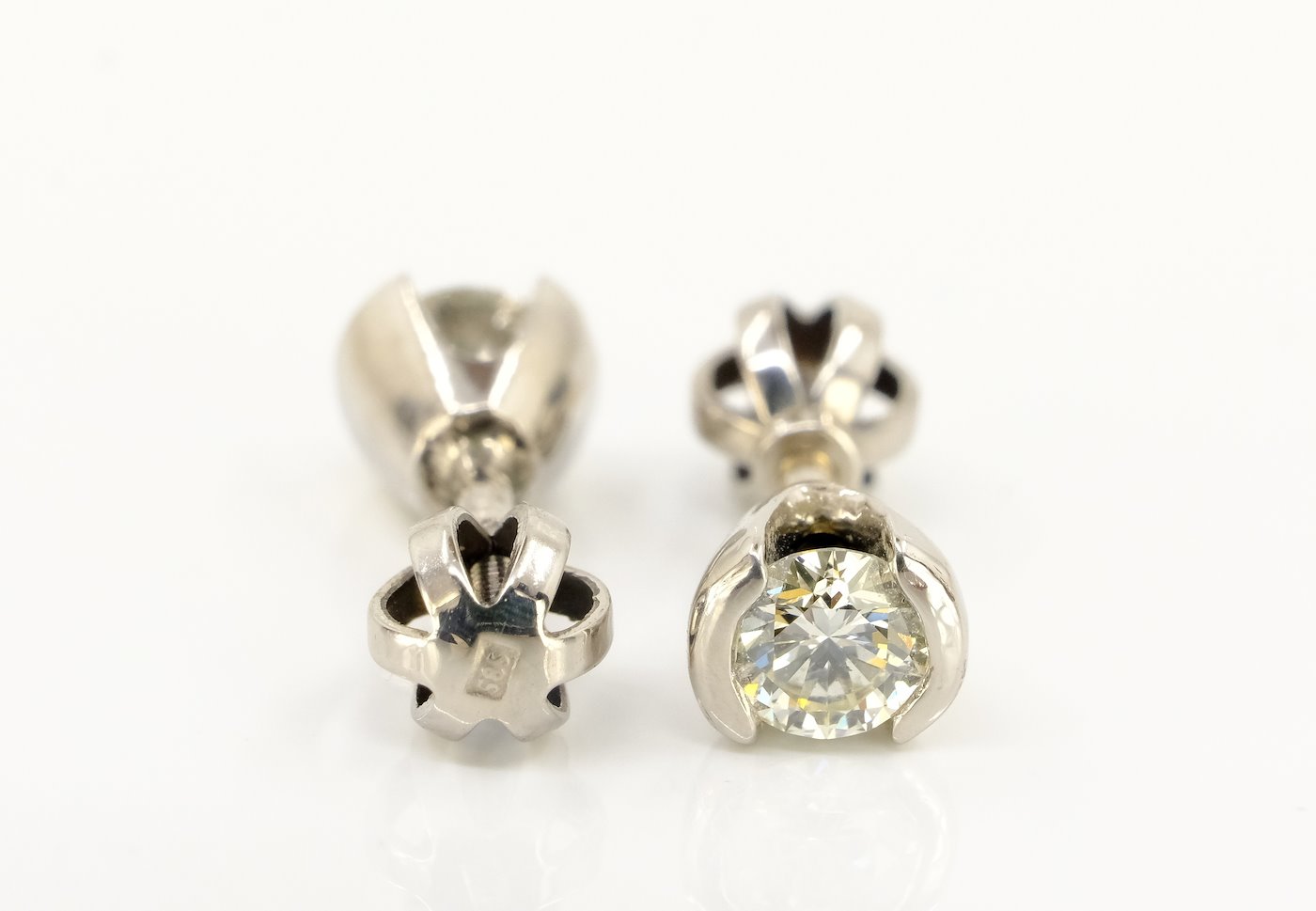 Anton Schwartz - Náušnice s diamanty bodové osazené diamanty 2x 0,30 ct J/VS, VG zlato 585/1000, hrubá hmotnost 1,78 g