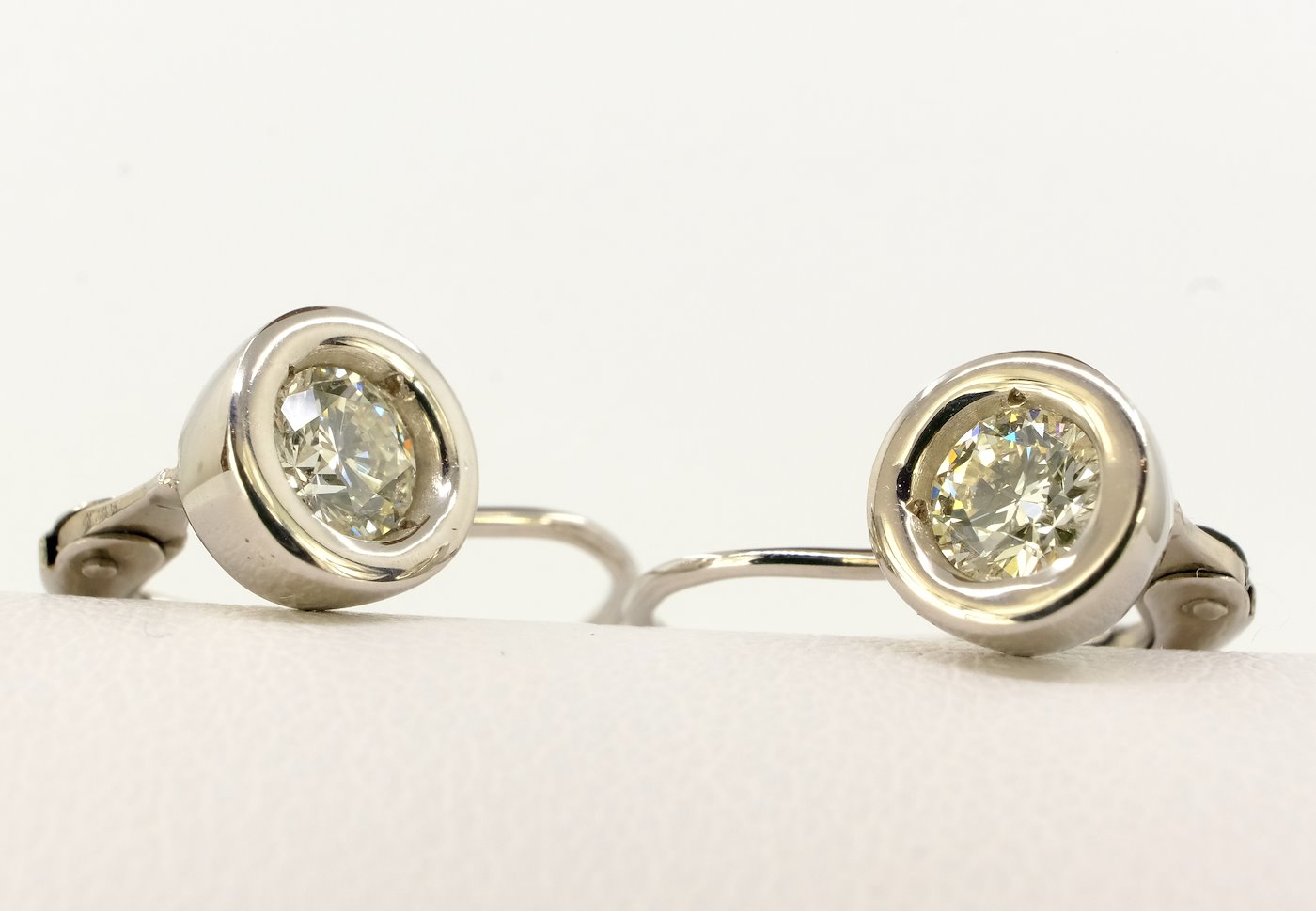 Anton Schwartz - Naušnice s diamanty závěsné osazené diamanty 2x 0,30 ct J/VS VG, zlato 585/1000, hrubá hmotnost 2,49 g