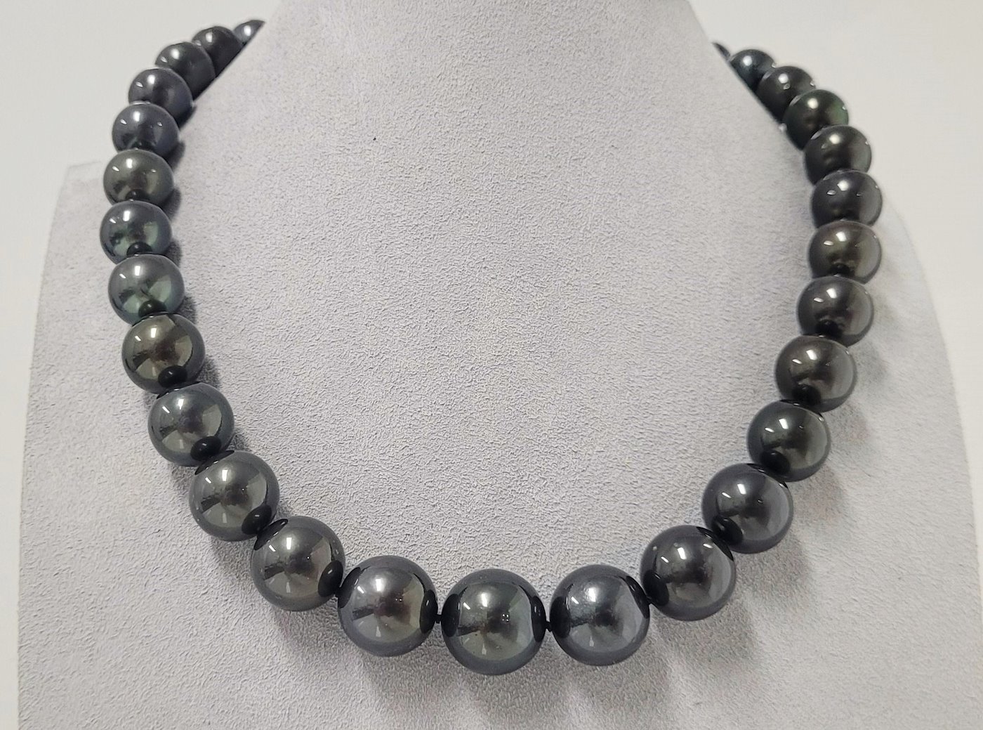.. - Luxusní náhrdelník z velkých 11 x 14,5 mm černých Tahitských perel, čistá hmotnost 87,75 g