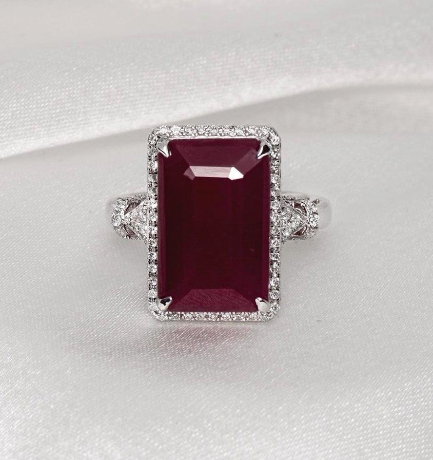 .. - Luxusní prsten s 12,15 ct Rubínem a 0,36 ct Diamanty, zlato 585/1000, hrubá hmotnost  5,60 g.