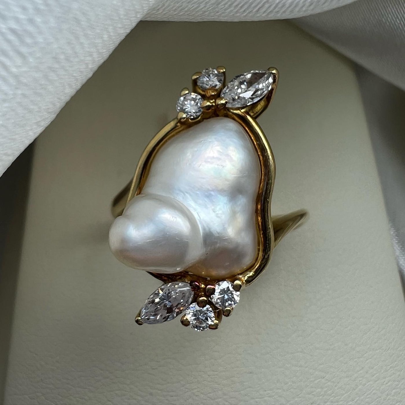 .. - Prsten s barokní perlou a diamanty, zlato 750/1000, hrubá hmotnost 4,05g.
