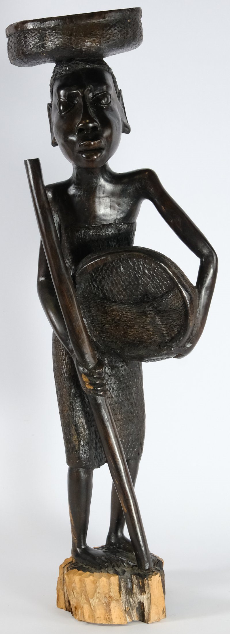 Makonde - Domorodá žena s ošatkou