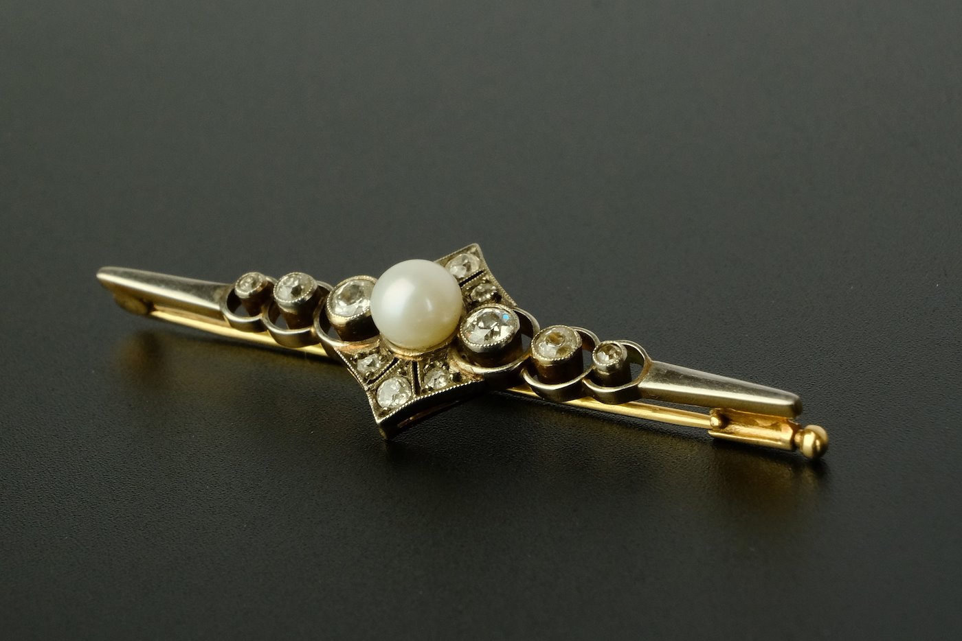 .. - Brož s perlou a brilianty, zlato 580/1000, hrubá hmotnost 4,53 g