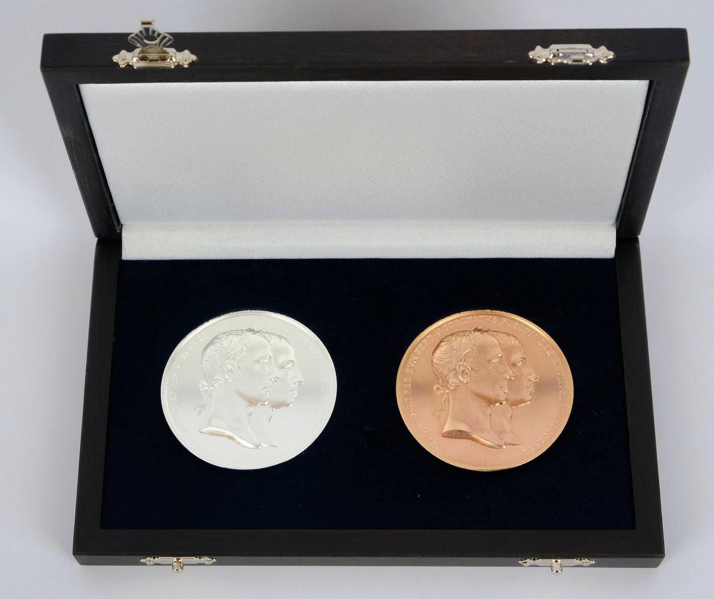 .. - SET stříbrné a bronzové Korunovační medaile Ferdinanda V. 1830 Novoražba, stříbro 999/1000, hrubá hmotnost 56,5 g, bronz hrubá hmotnost 47 g