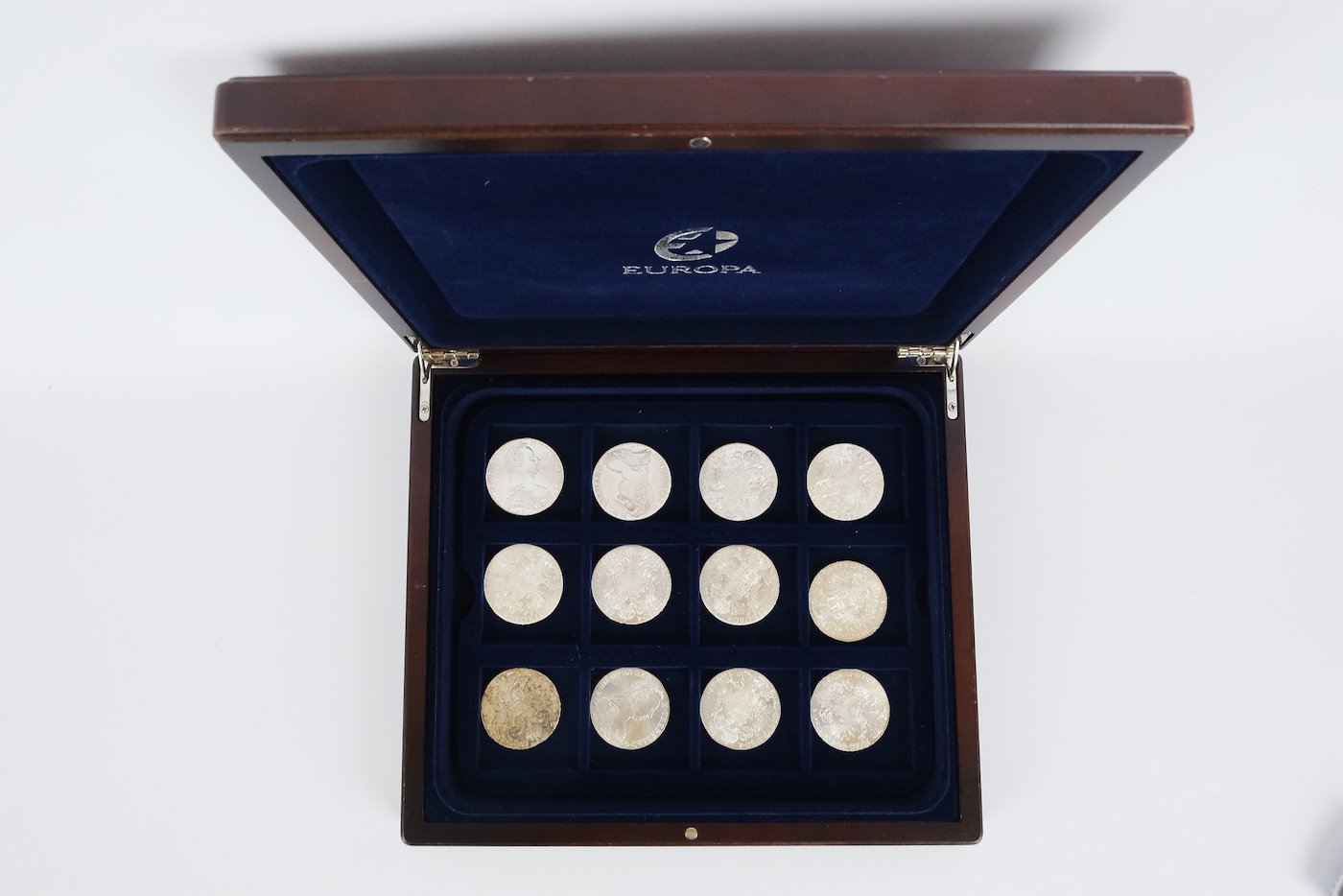 .. - SADA 12 kusů stříbrných Levanských Tolarů Marie Terezie 1780. Včetně mincovní kazety na 24 mincí, 1 mince stříbro 833/1000, hrubá hmotnost 28,06 g