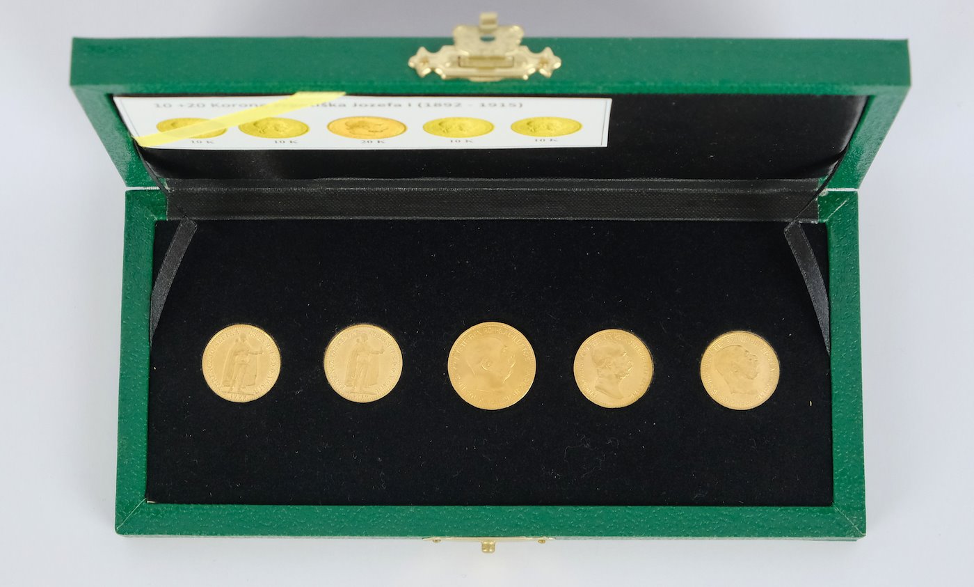 .. -  SADA 5 mincí Rakousko Uhersko v etue zlaté mince 10 koruny uherské 1909 a 1910 rakouské 1909 Marschall, 1910 Schwartz plus 20 koruna 1915 pokračující ražba, zlato 986 - 900/1000, hrubá hmotnost 3,387 - 3,491 g