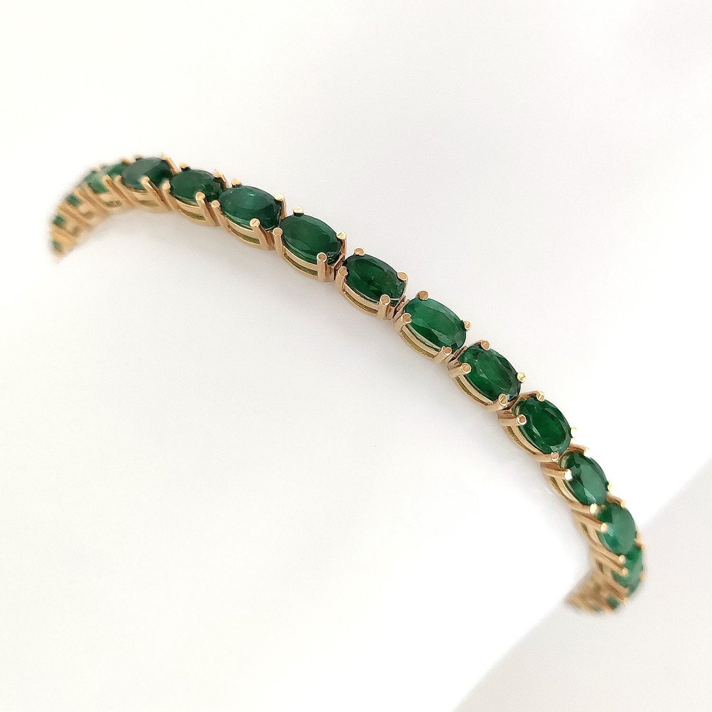 .. - Luxusní náramek se smaragdy, zlato 585/1000, značeno platnou puncovní značkou, hrubá hmotnost 8,66 g