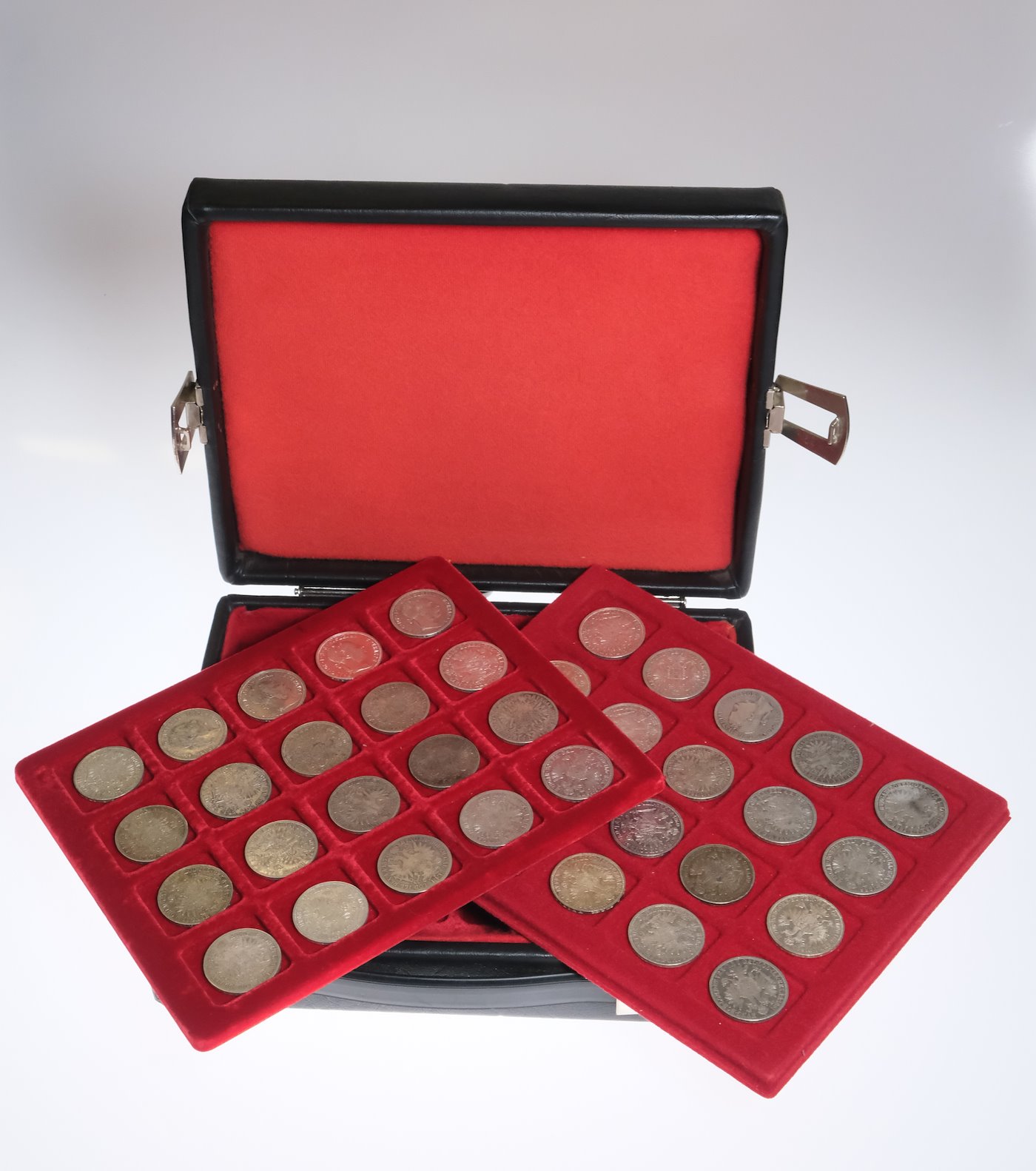 .. - Mincovní kožený kufr s konvolutem originálních stříbrných 1 zlatníků Františka Josefa I. 40 kusů z let 1860-1889, stříbro 900/1000, hrubá hmotnost 493,6g