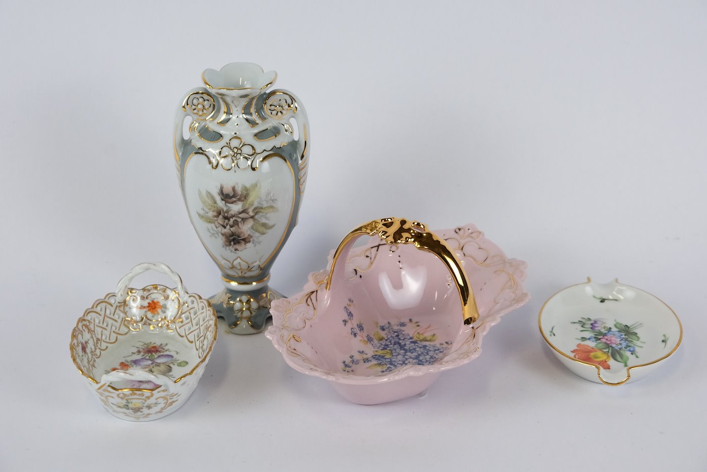 Royal Dux, Herend..... - Konvolut 4 porcelánových předmětů - 2x košíček, 1x tácek, 1x vázička