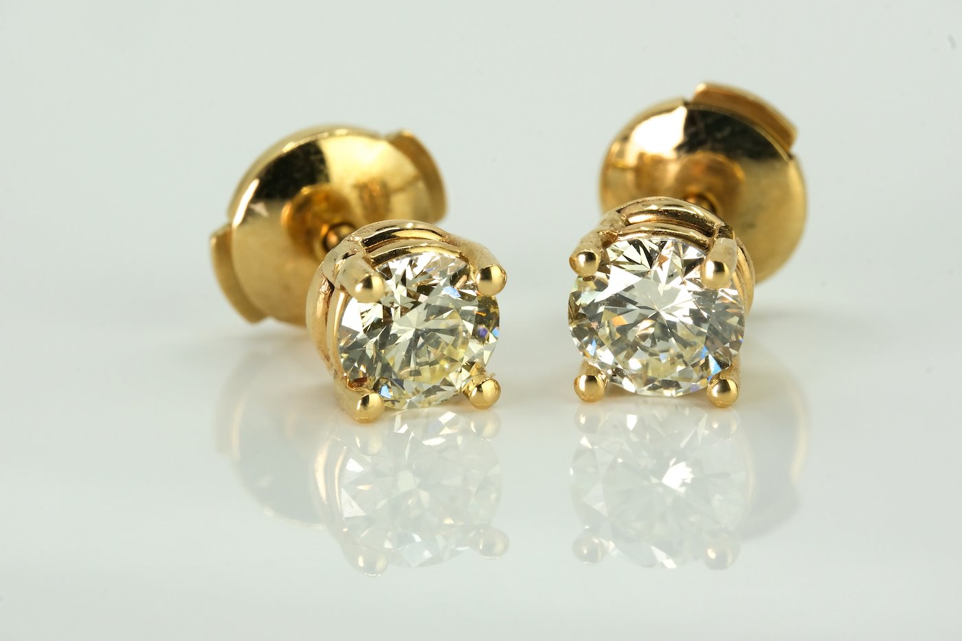 Anton Schwartz - Bodové naušnice osazené diamanty 2x 0,40 ct, zlato 585/1000, hrubá hmotnost 1,36 g