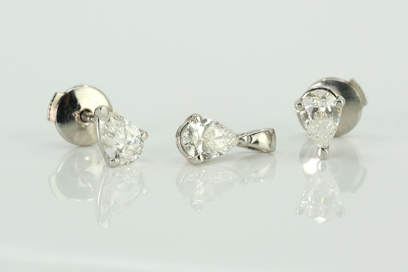 Anton Schwartz - Diamantové bodové náušnice a přívěšek ve výbrusu Pear, 3x centrální diamant o velikosti 0,33 ct, celkem 0,99 ct, zlato 585/1000, hrubá hmotnost sady 1,73 g