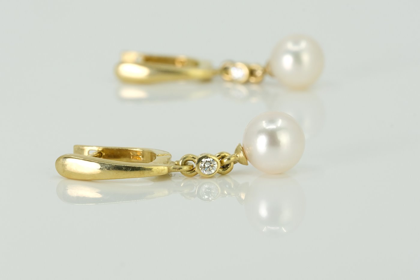 Anton Schwartz - Visací zlaté naušnice s perlami Akoya a diamanty, 2x diamant 0,07 ct, zlato 585/1000, hrubá hmotnost 4,59 g