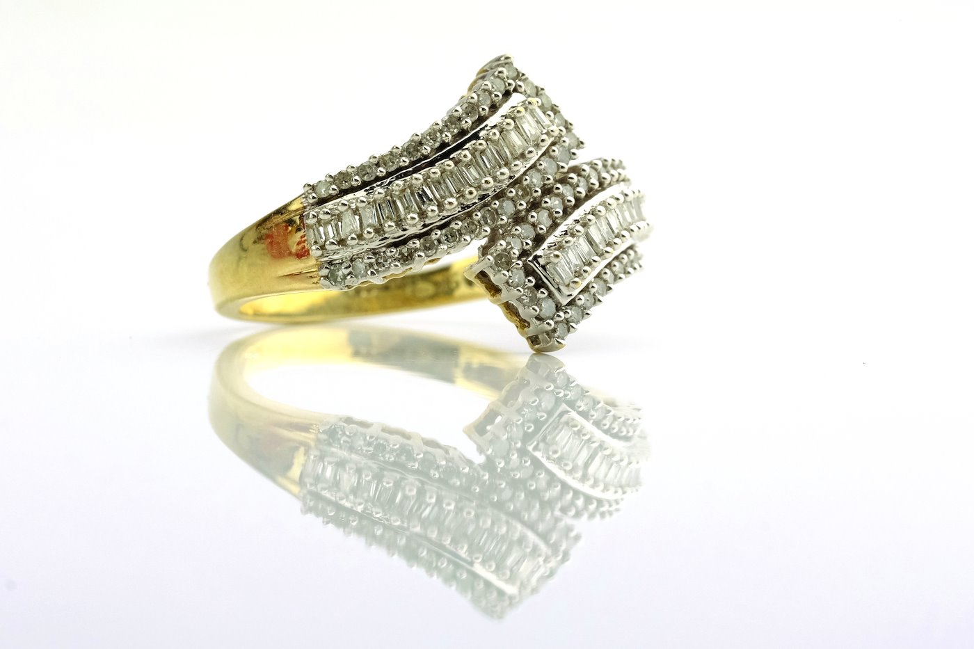 .. - Prsten zdobený diamanty, zlato 375/1000, značeno platnou puncovní značkou Z-59, hrubá hmotnost 3,30 g