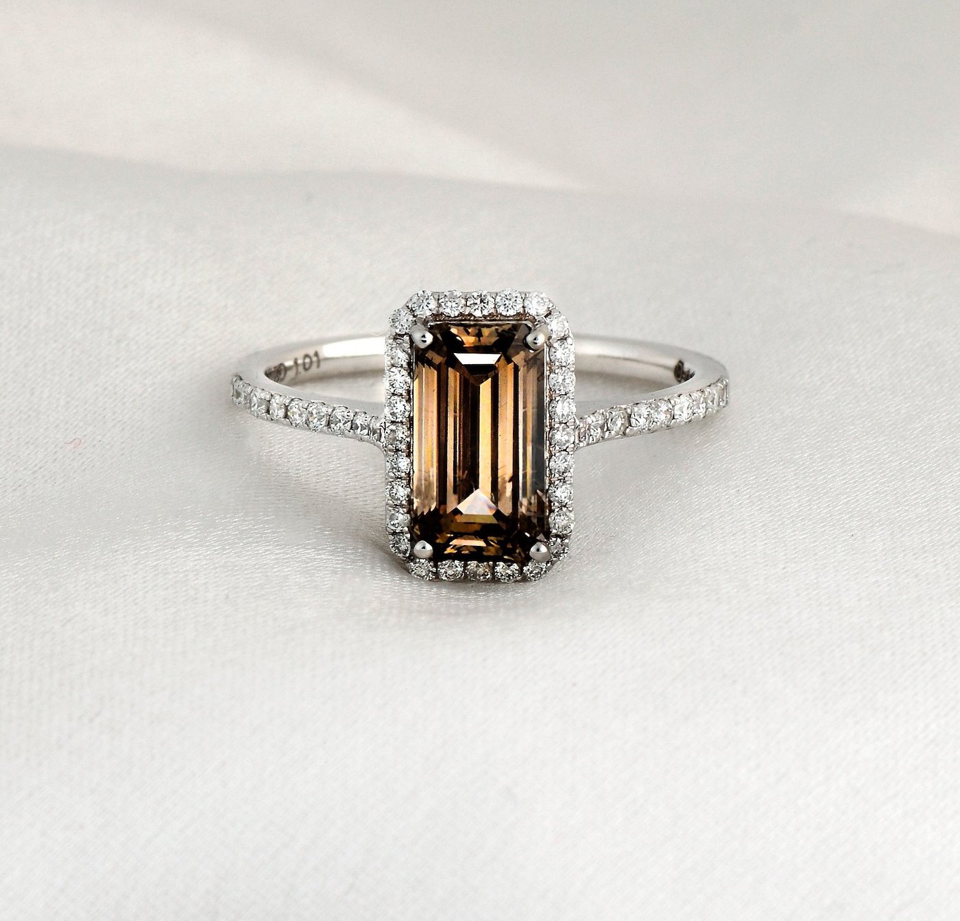 .. - Luxusní prsten s 1,53 ct Fancy Yellowish Brown Diamantem a 0,26 ct Diamanty, zlato 585/1000, hrubá hmotnost 2,45 g