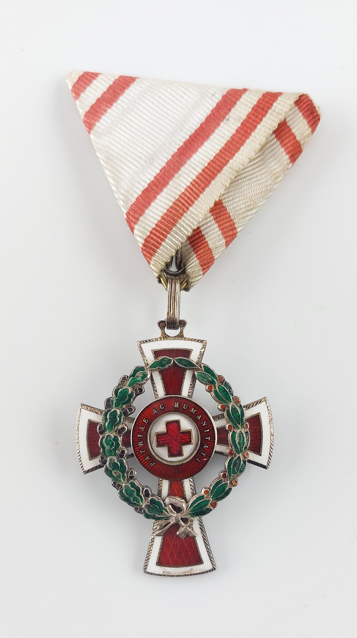 .. - Čestné vyznamenání Červeného kříže II.třídy s vavříny válečná stuha originální etue