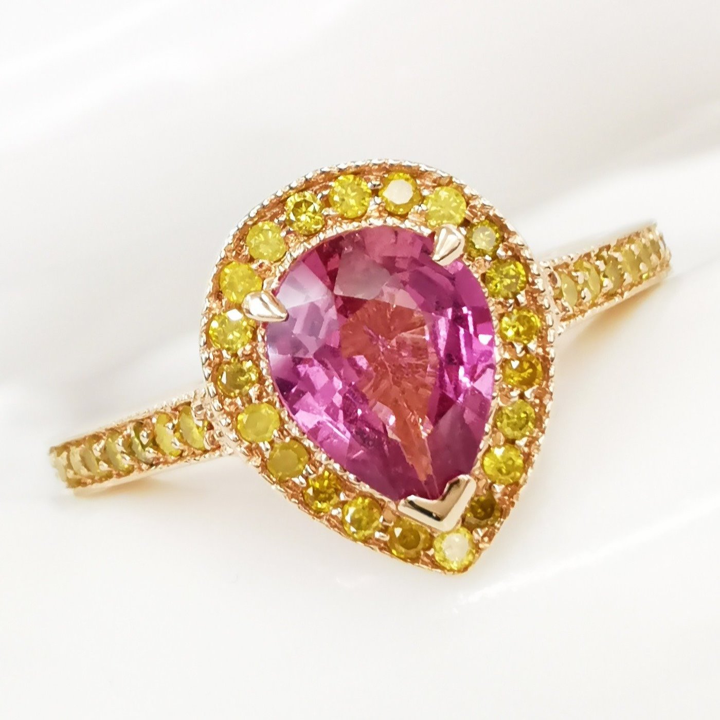 .. - Luxusní prsten s 1,42 ct Pink Safírem a 0,50 ct Fancy Intense-Vivid Yellow Diamanty, zlato 585/1000, hrubá hmotnost 4,15 g