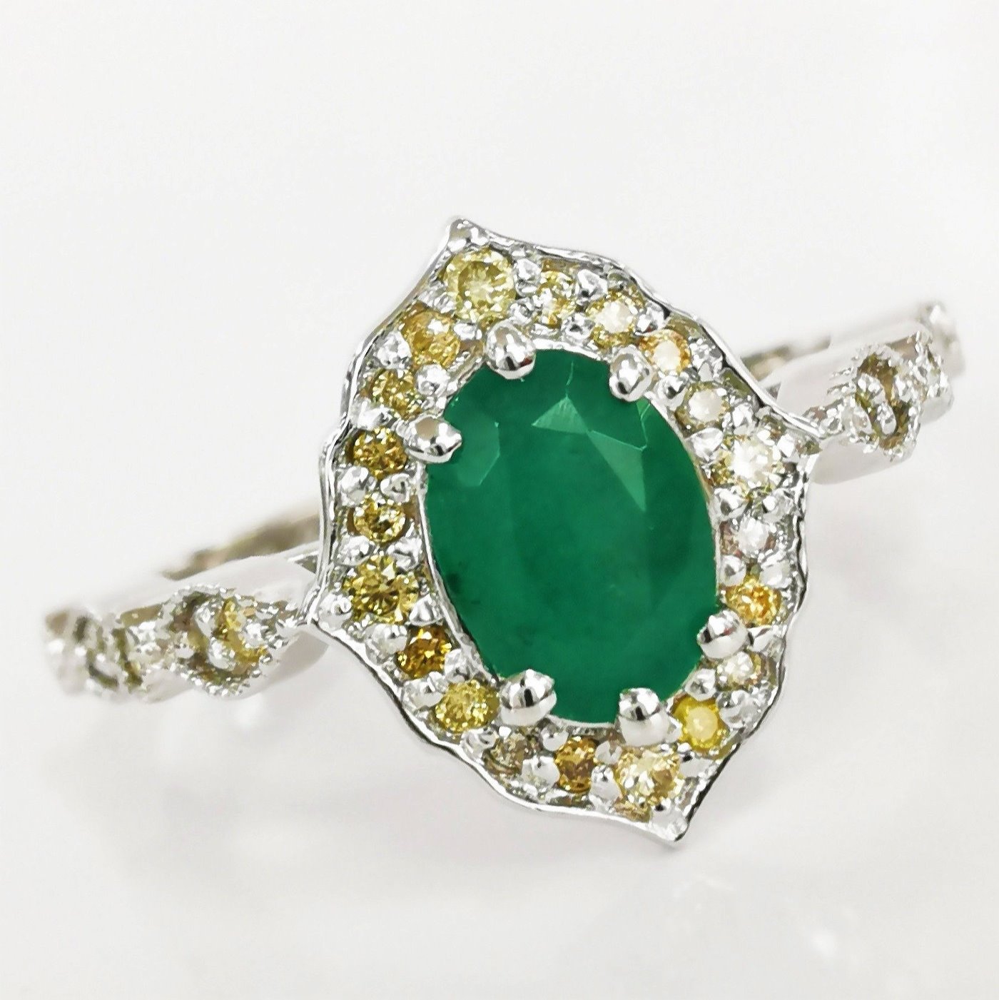 .. - Designový prsten s 1,00 ct Smaragdem a 0,35 ct Fancy Light Yellow Diamanty, zlato 585/1000, hrubá hmotnost 3,33 g