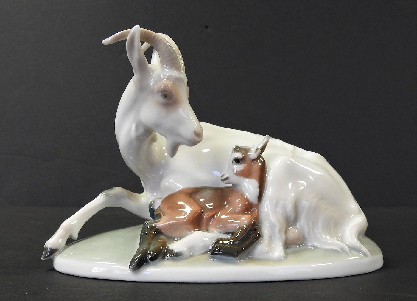 porcelánka Rosenthal - Porcelánová soška Ležící koza s mládětem