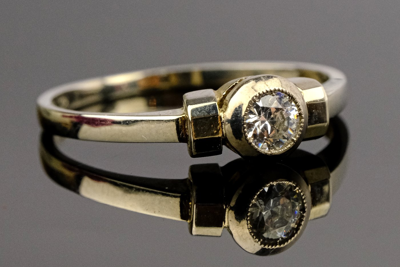 .. - Prsten se safírem, zlato 585/1000, značeno platnou puncovní značkou Z-36 "čejka", hrubá hmotnost 2,90g