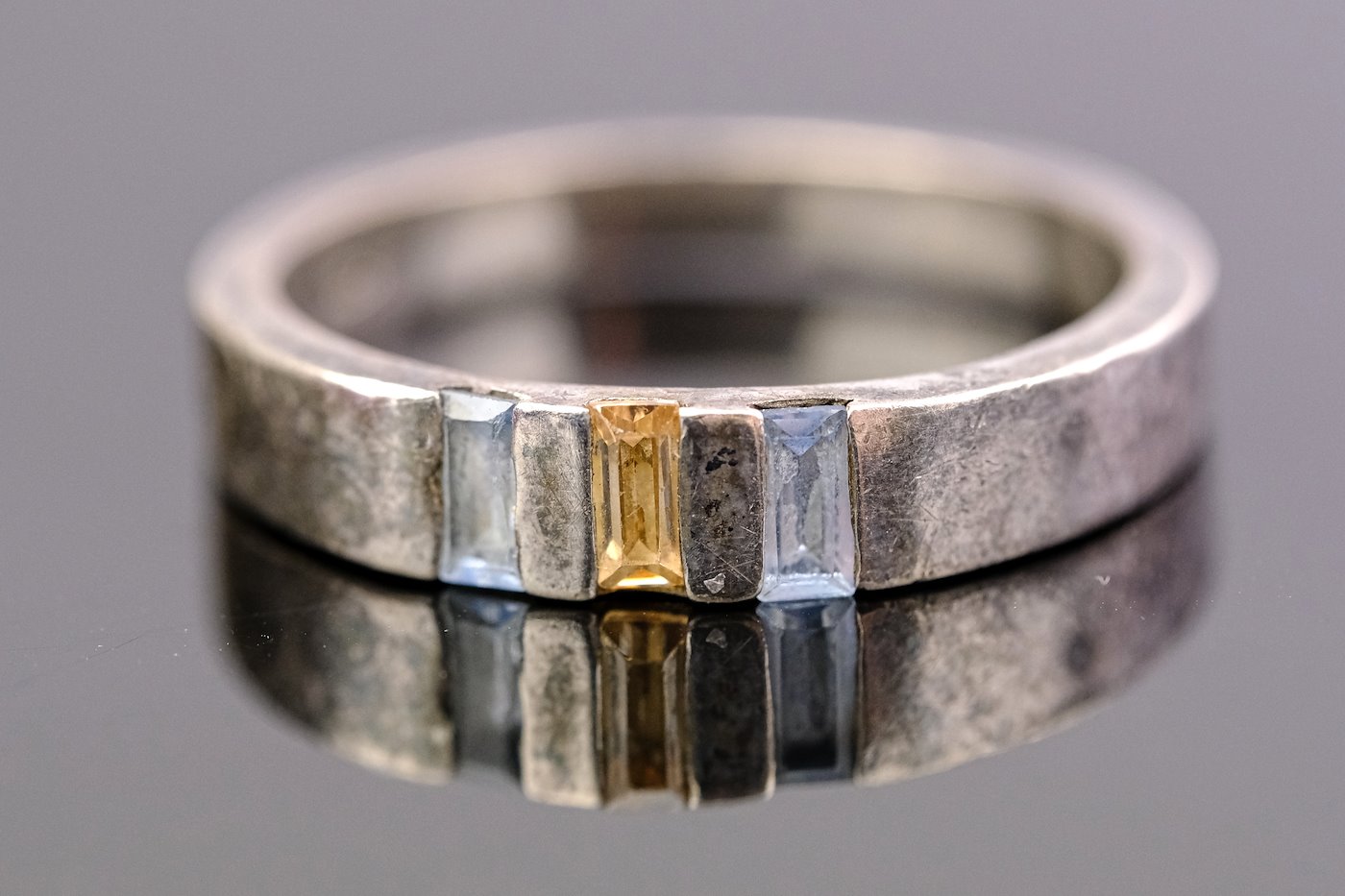 .. - Prsten s topazy, stříbro 925/1000, značeno platnou puncovní značkou "kozlík", hrubá hmotnost 3,03 g
