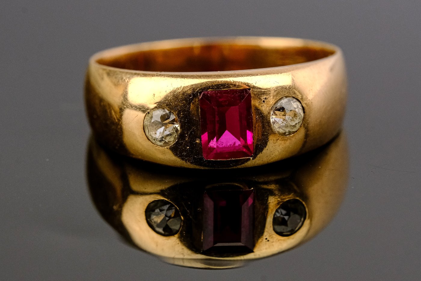 .. - Prsten se syntetickým rubínem, zlato 580/1000, značeno platnou puncovní značkou Z-27 "liška", hrubá hmotnost 6,47 g