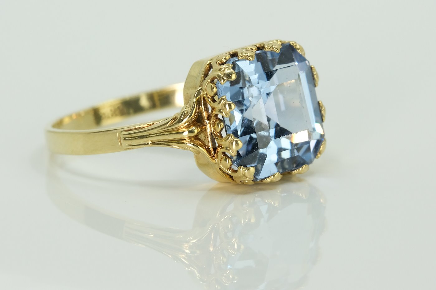 .. - Prsten s akvamarínem, zlato 585/1000, značeno platnou puncovní značkou Z-34 "lyra", hrubá hmotnost 2,57 g