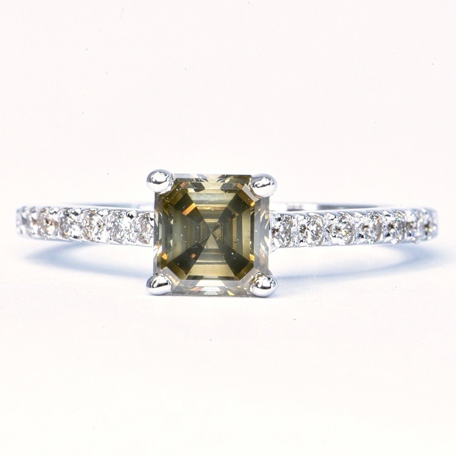 .. - Designový prsten s diamanty 1,30 ct, zlato 585/1000, značeno platnou puncovní značkou "labuť", hrubá hmotnost 3,10 g