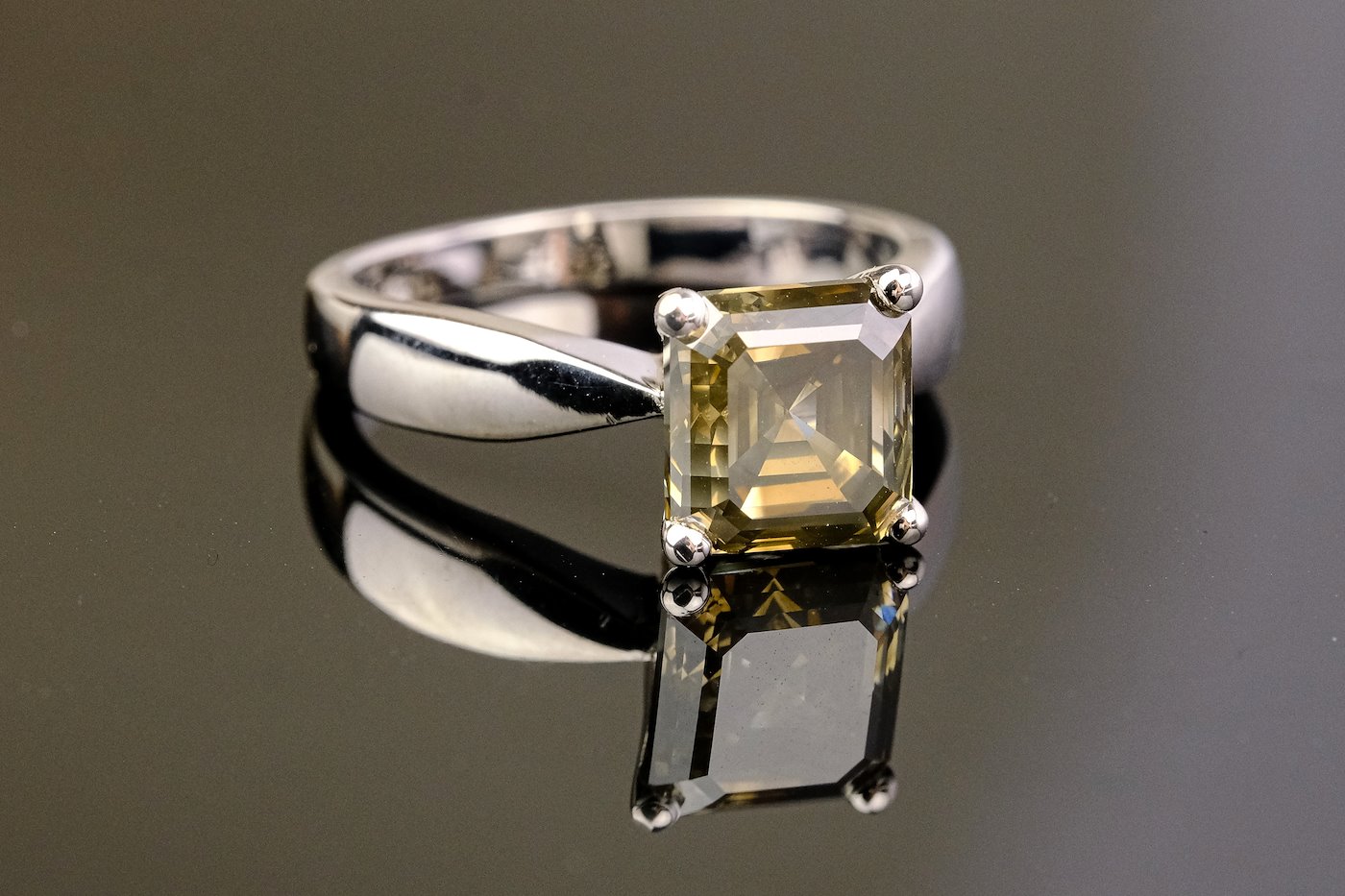 .. - Luxusní psten s 3,03 ct fancy color diamantem, zlato 585/1000, značeno platnou puncovní značkou "labuť", hrubá hmotnost 