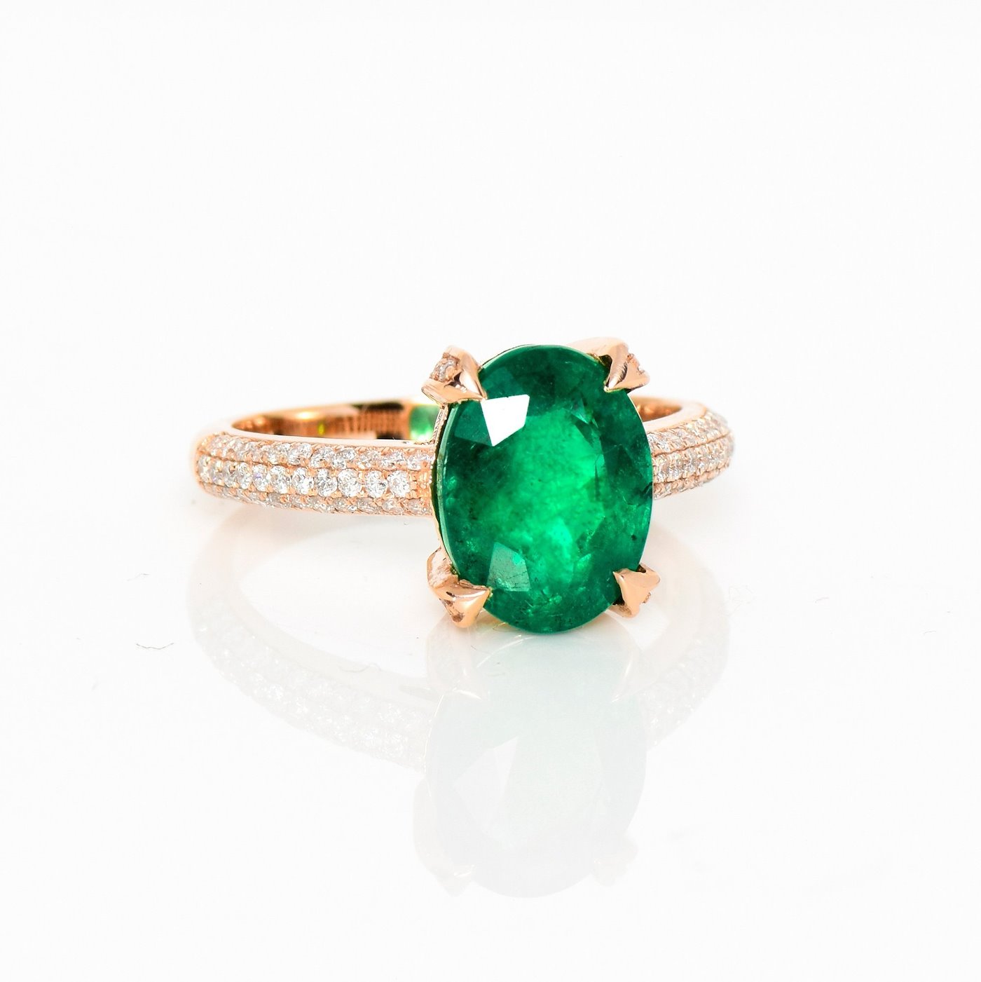 .. - Luxusní prsten s 3,09 ct smaragdem a 0,38 ct diamanty, růžové zlato 585/1000, značeno platnou puncovní značkou "labuť", hrubá hmotnost 3,90 g