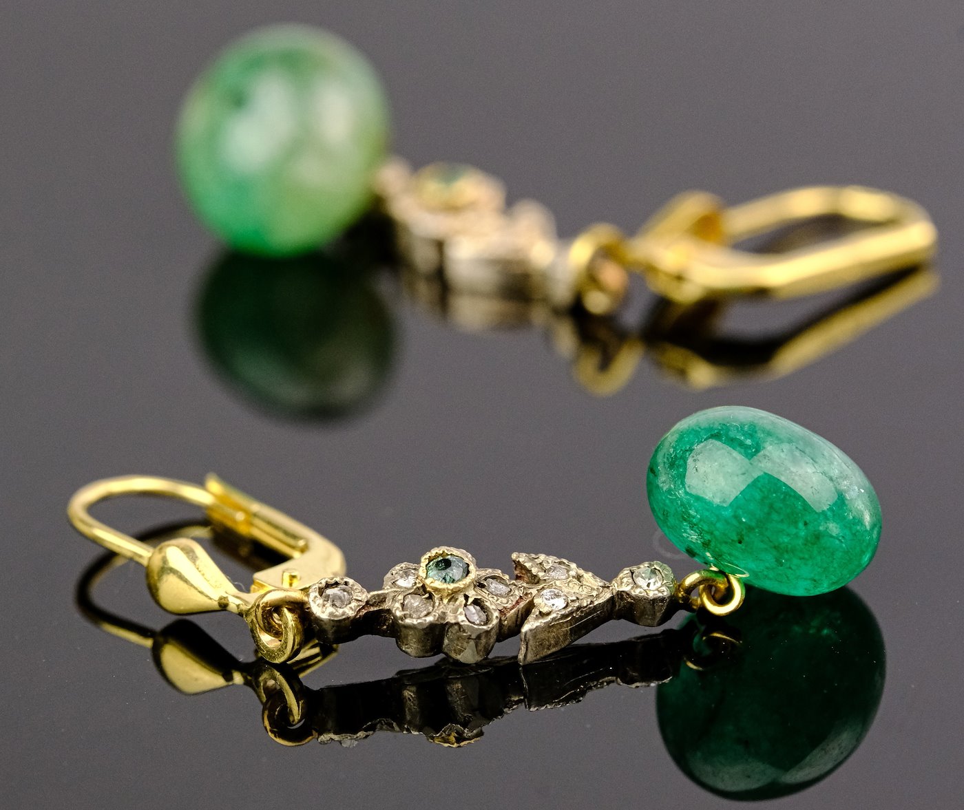 .. - Náušnice s diamanty a smaragdy, zlato 585/1000, značeno platnou puncovní značkou "labuť", hrubá hmotnost 4,05 g