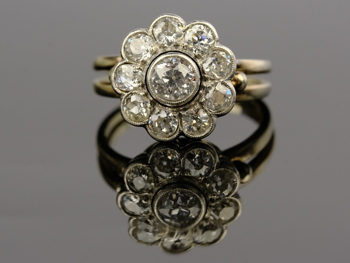.. - Prsten s diamanty art deco, zlato 750/1000, značeno platnou puncovní značkou "kohout", platina 900/1000, značeno platnou puncovní značkou "koruna", hrubá hmotnost 4,80 g