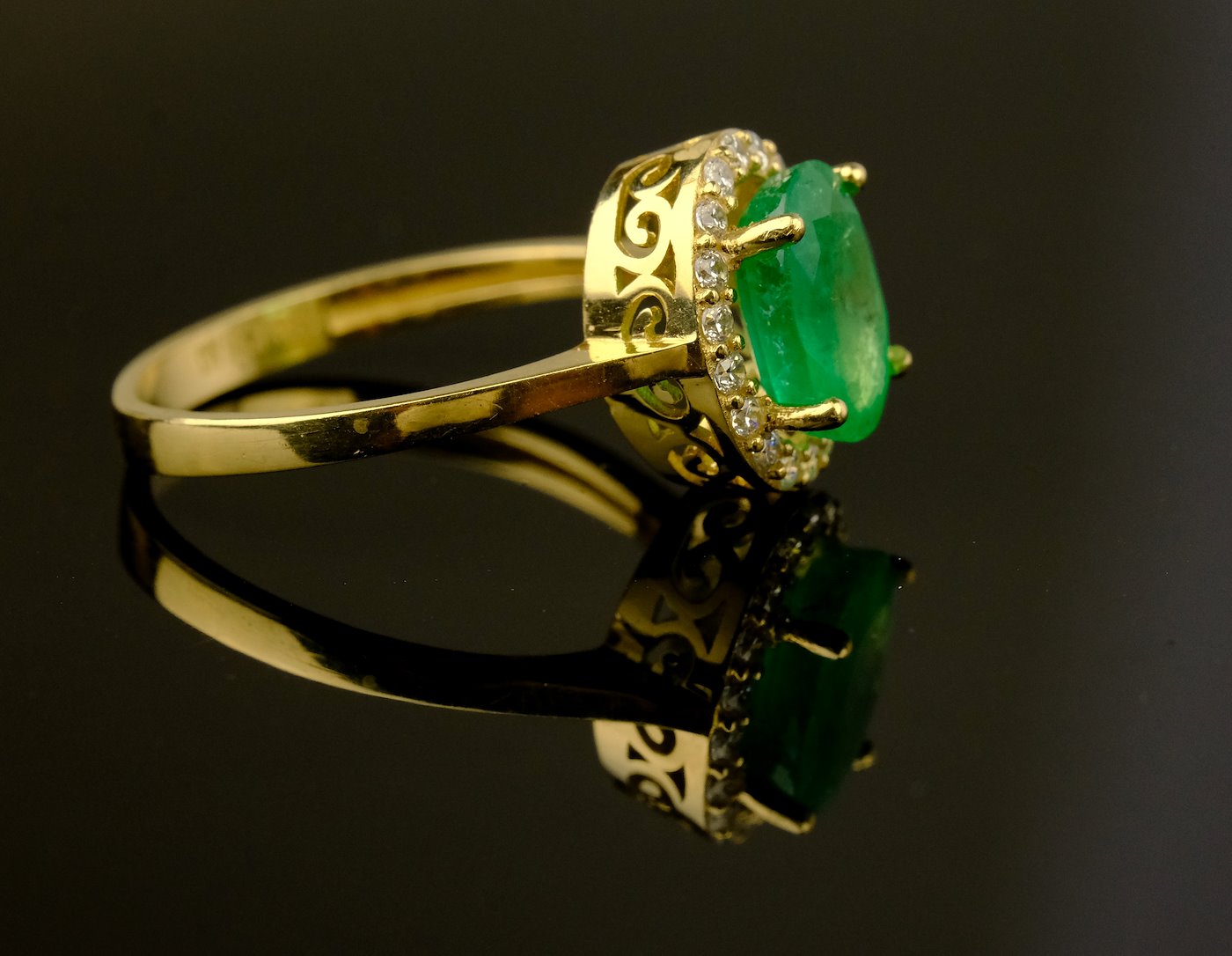 .. - Prsten s diamanty a smaragdem, zlato 585/1000, značeno platnou puncovní značkou "labuť", hrubá hmotnost 2,65 g