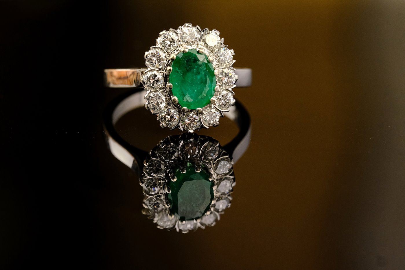 .. - Luxusní prsten s diamanty a smaragdem, zlato 585/1000, značeno platnou puncovní značkou "labuť", hrubá hmotnost 4,90 g
