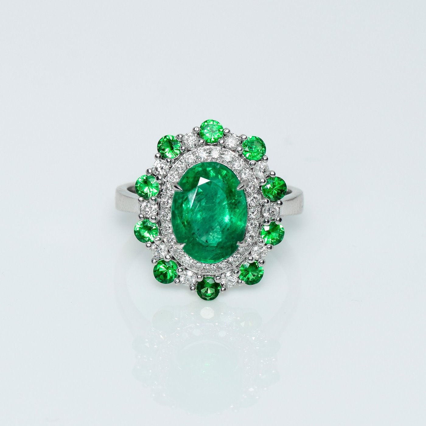 .. - Luxusní prsten s 2,78 ct smaragdem, 0,40 ct diamanty a 0,75 ct tsavority, zlato 585/1000, značeno platnou puncovní značkou "labuť", hrubá hmotnost 4,86 g