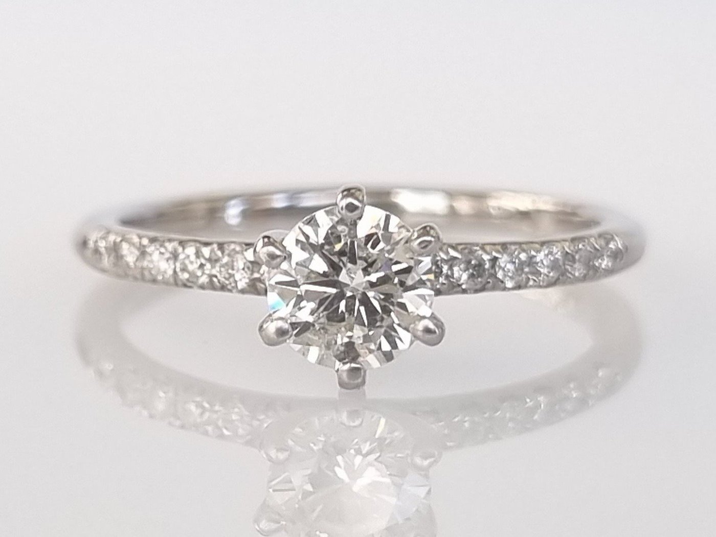 .. - Luxusní prsten 0,63 ct Diamanty, bílé zlato 585/1000, značeno platnou puncovní značkou "labuť", hrubá hmotnost 2,05 g