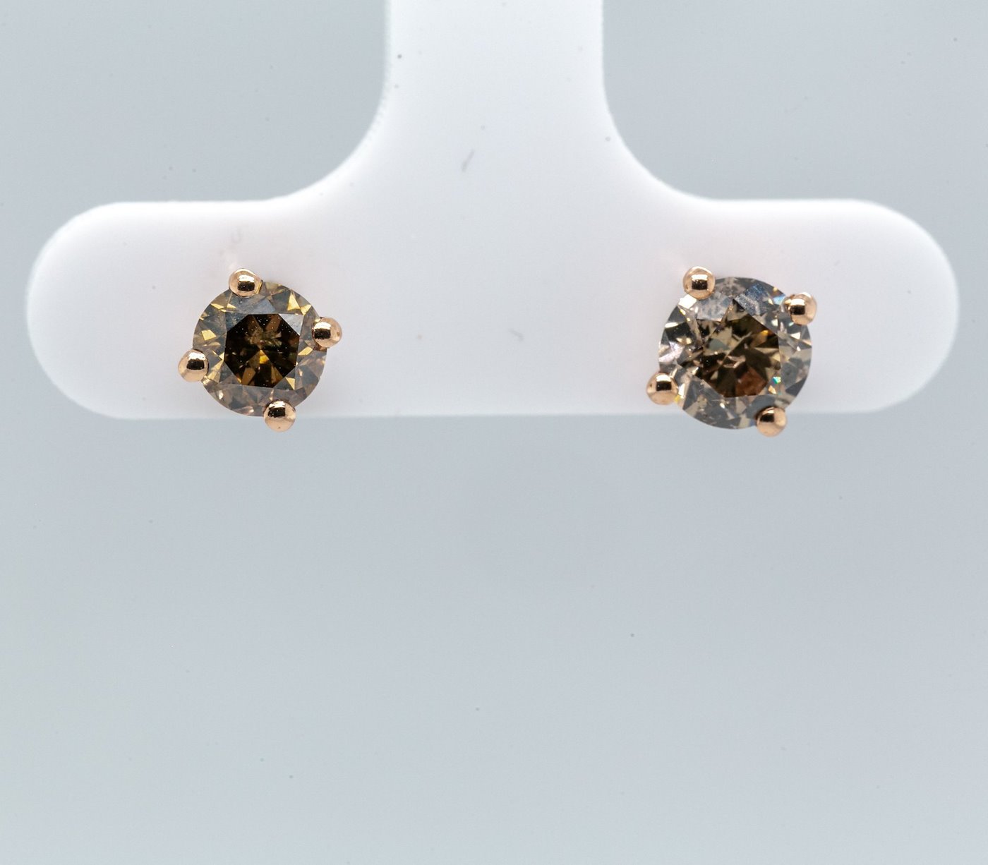 .. - Luxusní náušnice s 1,26 ct fancy color diamanty, růžové zlato 585/1000, značeno platnou puncovní značkou "labuť", hrubá hmotnost 1,26 g