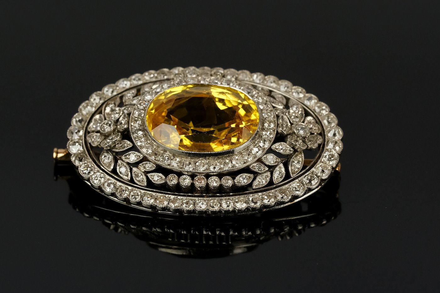 .. - Platinová brož s diamanty a žlutým korundem, platina 900/1000, uzávěr 585/1000, hrubá hmotnost celkem 14,80 g ; 