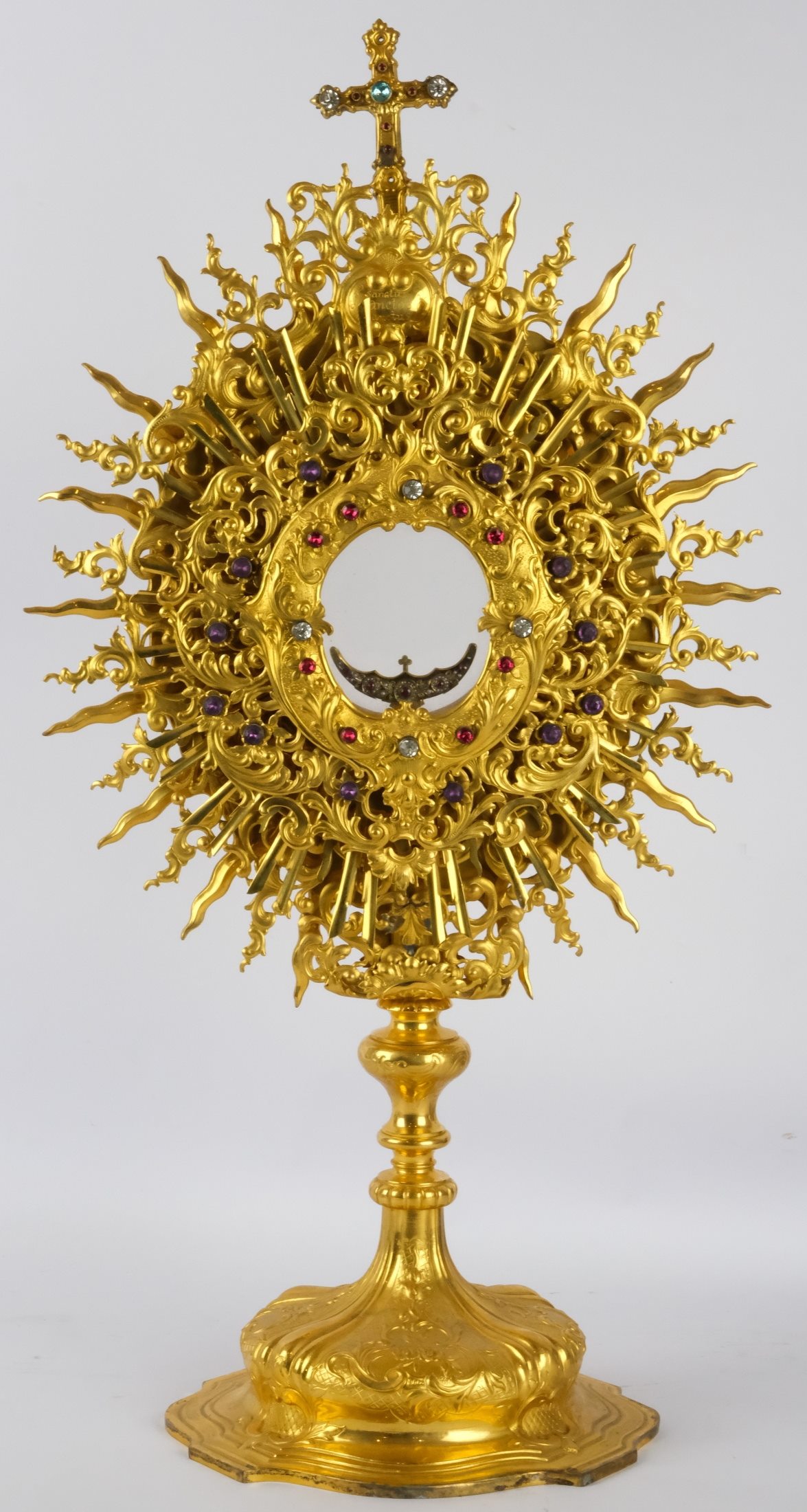 Střední Evropa přelom 19. a 20. stol. - Monstrance - stojánek do monstrance je stříbro 800/1000, značeno starou platnou puncovní značkou "slovenské trojvrší s dvojramenným křížem", hrubá hmotnost 28,70 g